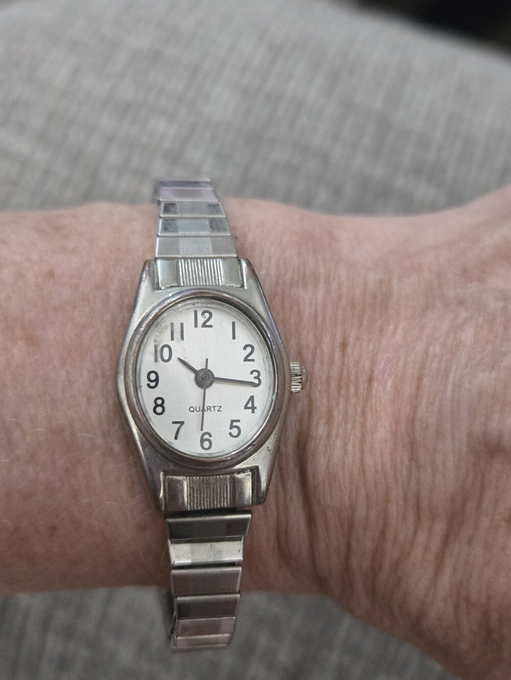 Quart Silver Tone Women's Stretch Band Watch